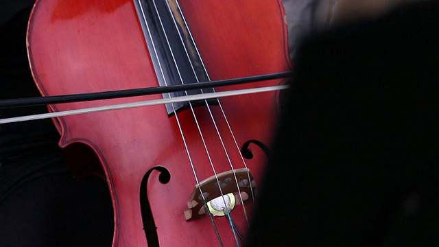 音乐家用大提琴演奏视频素材