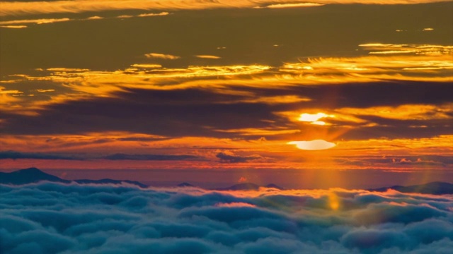 金色日出特写云覆盖阿巴拉契亚山脉视频下载