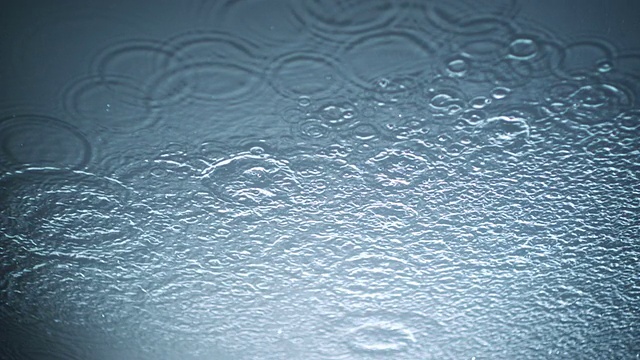 水滴和涟漪，慢镜头视频素材