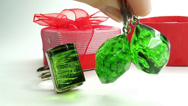 珠宝、祖母绿戒指和耳环，红盒子作为礼物视频下载