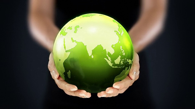 女性的手握着地球。开始在欧洲。绿色的。视频素材