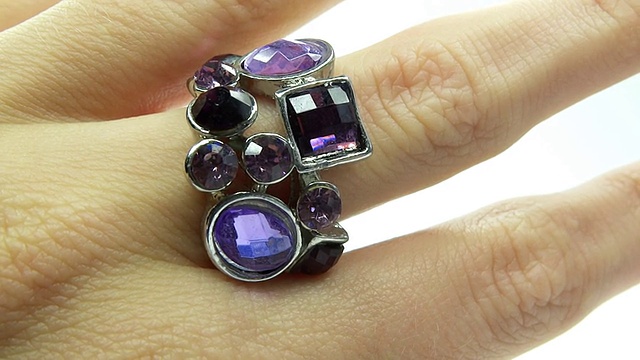 手指上戴着紫色水晶珠宝戒指视频素材