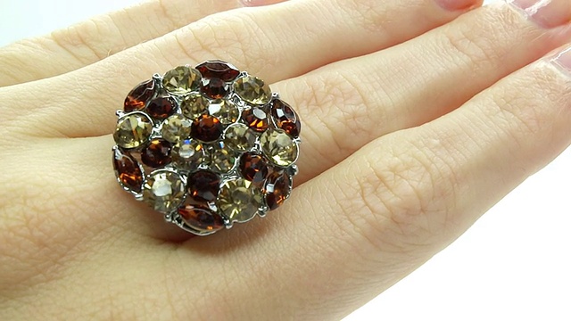 珠宝戒指与明亮的宝石晶体戴在手指上视频素材