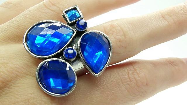 戴在手指上的蓝宝石珠宝戒指视频素材