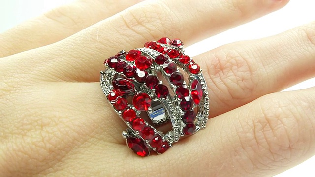 手指上镶有红宝石晶体的珠宝戒指视频下载