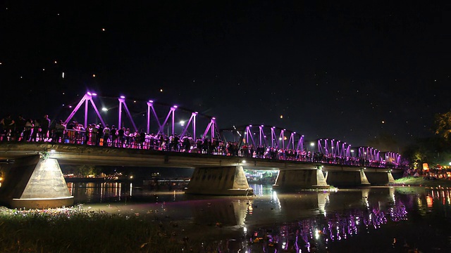 泰国清迈耶彭节的古铁桥。时间流逝。视频素材