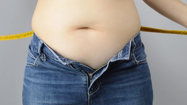 肥胖女人测量视频素材