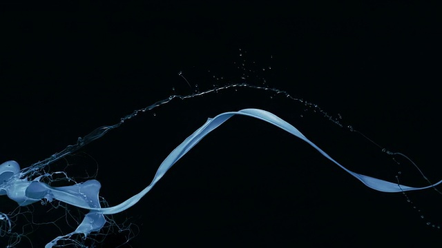 蓝色油漆和水飞溅在空气中，慢镜头视频下载