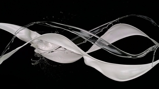 白色油漆和水飞溅在空气中，慢镜头视频下载