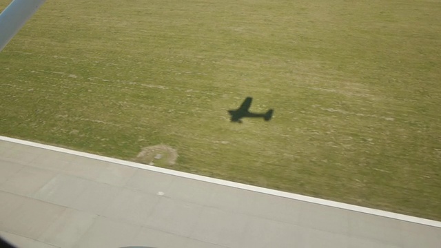 小飞机着陆阴影视频素材