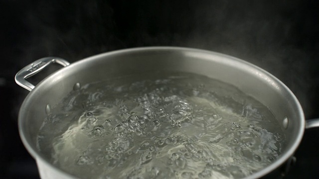 开水在锅里，慢动作视频素材