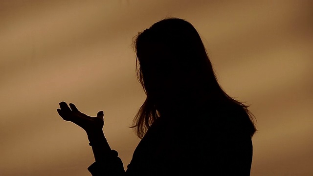 女人用手说话的剪影视频素材
