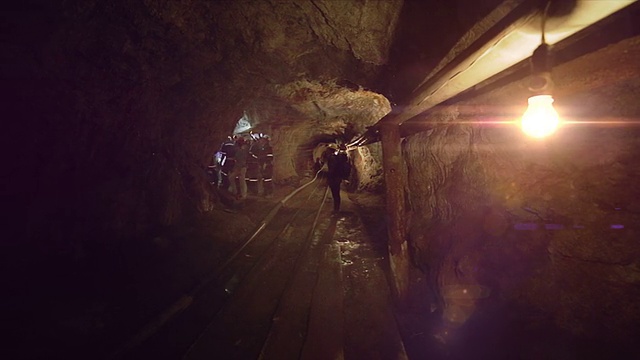 被照亮的矿井的长隧道视频下载