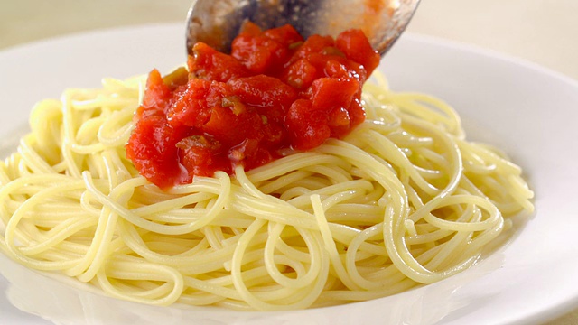 在意大利面上放番茄酱，慢动作视频素材