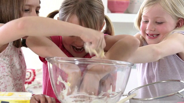 三个小女孩一起做蛋糕视频素材
