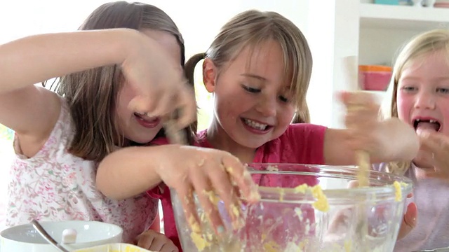 三个小女孩一起做蛋糕视频素材