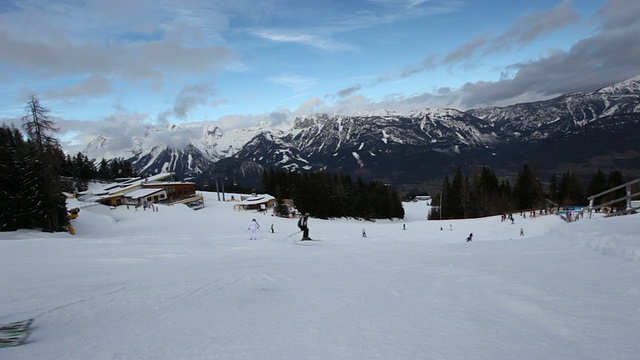 在奥地利阿尔卑斯山滑雪视频素材