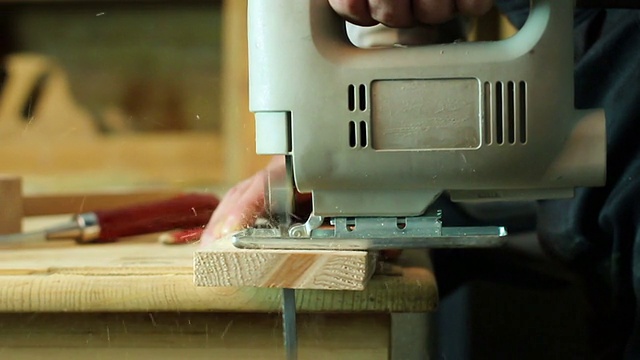 木匠用拼图工作。视频素材