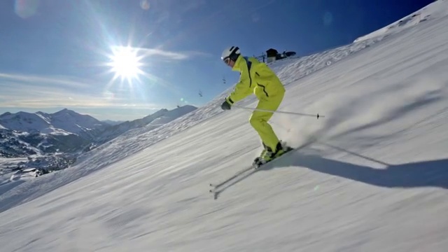 侧视图高山滑雪者滑雪在短秋千视频素材