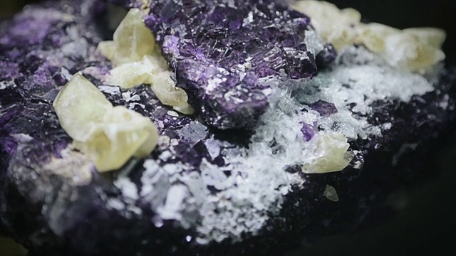 紫水晶在岩石视频素材