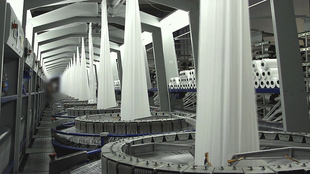 纺织工业-纺织厂的纺纱机视频素材