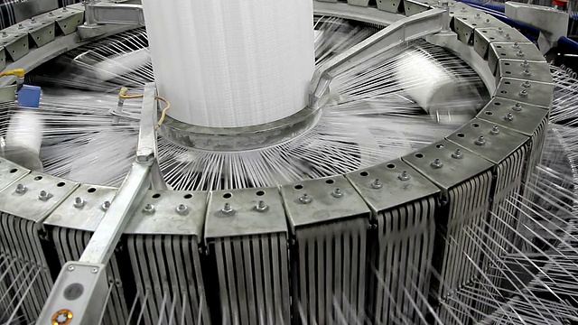纺织工业。工厂纺纱机上的纱轴视频素材