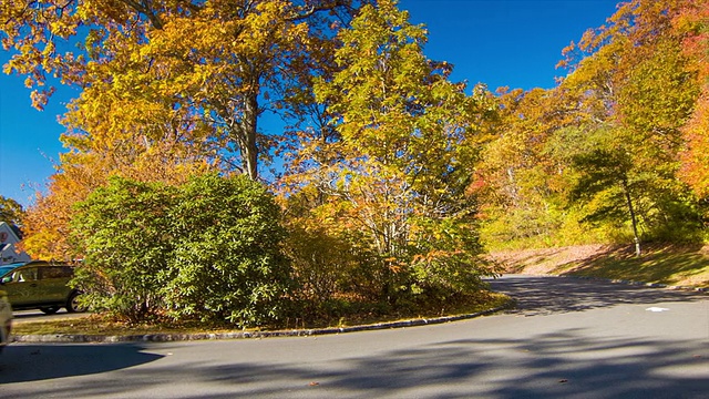 北卡罗莱纳州山上的车辆经过秋天的彩色树视频素材