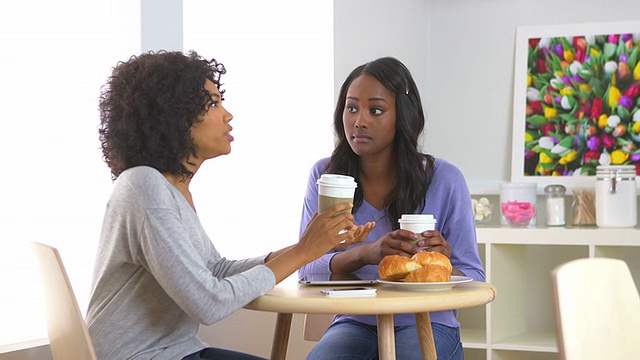 非裔美国人朋友在café吃饭聊天视频素材