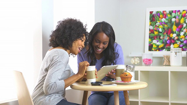非裔美国朋友在café上使用平板电脑视频素材