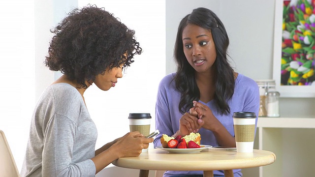 非裔美国人朋友在café聊天视频素材