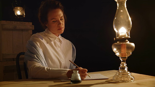 维多利亚时代的女人正在思考她正在写的一封信视频素材