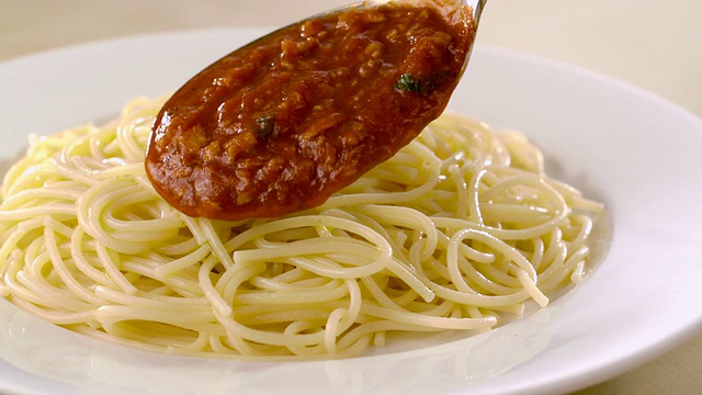 在意大利面上放肉酱，慢动作视频素材