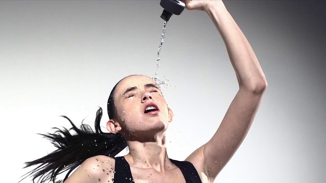 年轻女运动员把水倒在自己身上，慢动作视频下载