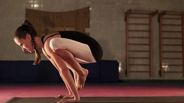 年轻柔韧的女性做瑜伽鹤式视频素材