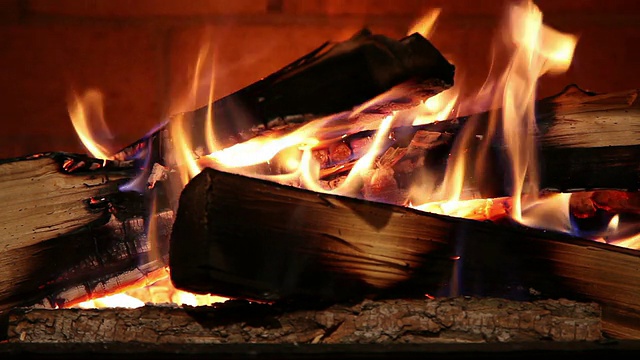 实木火在砖壁炉燃烧的特写视频素材