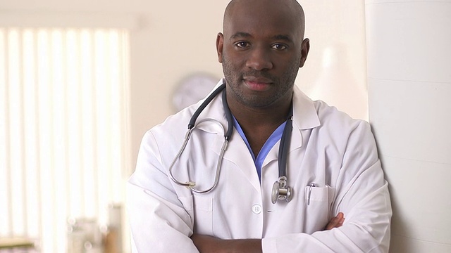 特写的非洲裔美国医生在诊所视频素材