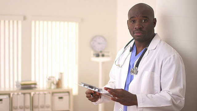 非裔美国医生从图表上抬起头，微笑着视频素材