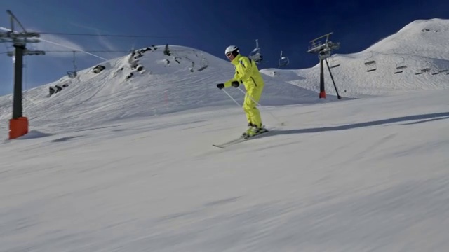 高山滑雪者在平坦的滑雪道上滑雪视频素材