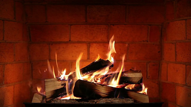 实木火在干净的砖壁炉里燃烧视频素材