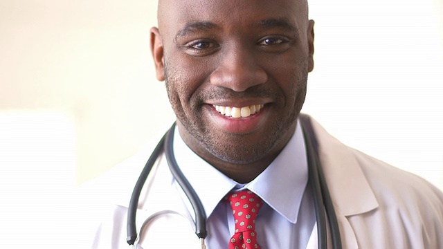 非洲裔美国医生微笑的特写视频素材