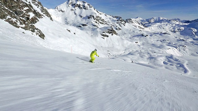 在滑雪道上滑雪视频素材