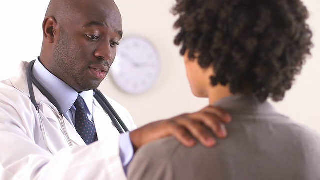 非裔美国医生与病人交谈视频素材