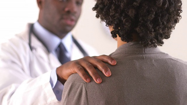 非裔美国医生和女病人谈话视频素材