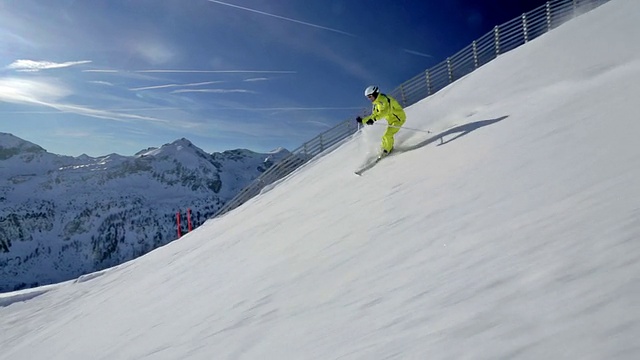 高山滑雪者在滑雪道上滑雪视频素材