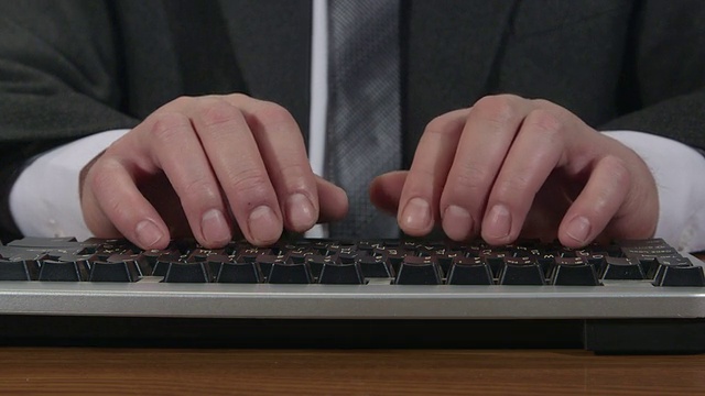 在键盘上打字的商人视频素材
