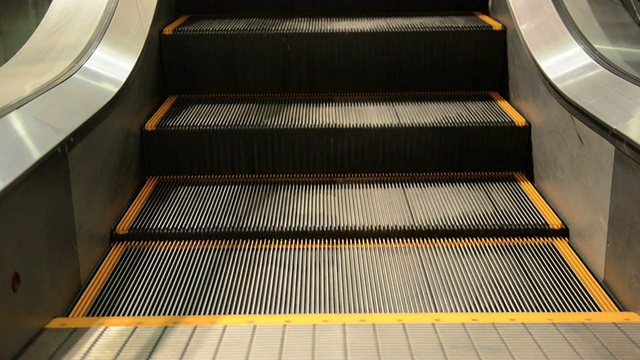 当代购物中心内自动扶梯楼梯的运动视频下载