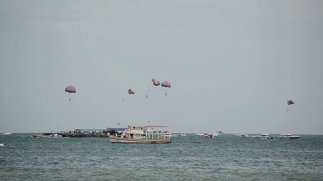 泰国海滩上的滑翔伞视频素材