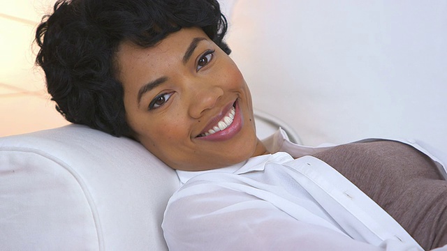 微笑的非裔美国妇女的肖像视频素材