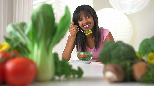黑女孩吃新鲜健康的沙拉视频素材