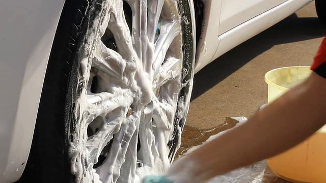 清洗车轮视频素材